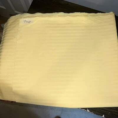 Hermosa tela amarilla de 1 3/4 yardas  Foto 1 de 4