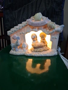 ENESCO Momenti Preziosi La Natività 1995 Pezzo Unico Illuminato "Credo in Gesù" - Foto 1 di 7