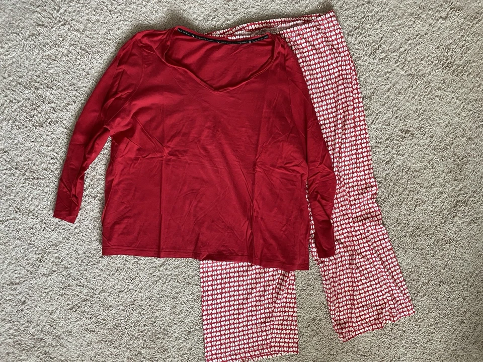 PREOWNED HUE Red Long Sleeve Heart Print Pajamas Set XL - Image 1 of 1