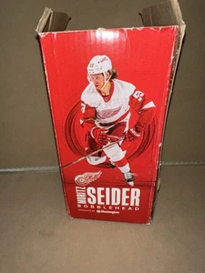Moritz Seider DETROIT RED WINGS BOBBLDHEAD DECEMBER 3 2022 SGA Huntington Bank - Bild 1 von 8