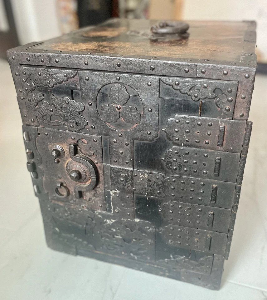 Antiguo cofre marino de barco japonés de madera de olmo y hierro del siglo XIX tasación de $4500-7K Foto 1 de 4