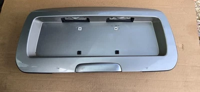 Оригинальный молдинг панели номерного знака багажника Chevrolet Trailblazer/GMC Envoy 2002-2006 годов выпуска - Изображение 1 из 4