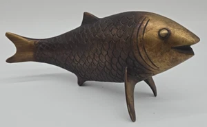 Estatua de escritorio vintage de latón con decoración de peces hecha en la India de aproximadamente 8" de largo. - Imagen 1 de 10