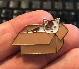 Cat in a Cardboard Box Enamel Metal Pin Badge Cute Kitten Box Lapel Pins Jacket - Picture 1 of 4