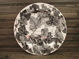 Plato de ensalada CBL47 de Crate & Barrel carbón negro uvas y hojas b219 - Imagen 1 de 2