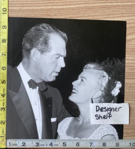 Libro de fotografía de escena de fiesta de Fred McMurray y June Harver - Imagen 1 de 1