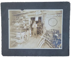 Vintage ca. 1890er Foto National Bicycles Repair Shop Fahrräder Reifen Felgen - Bild 1 von 5
