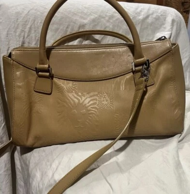 Cartera de cuero Anne Klein con correa color tostado estampado de león clásico  Foto 1 de 4