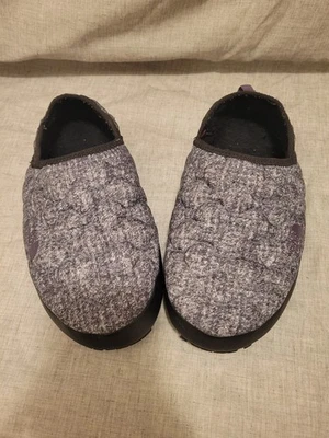 Zapatilla para mujer The North Face Thermoball Traction Mule V gris aislada talla 7 Foto 1 de 4