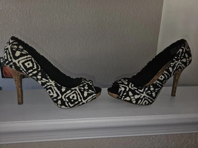 CUTE 😍 HEELS - Image 1 of 4