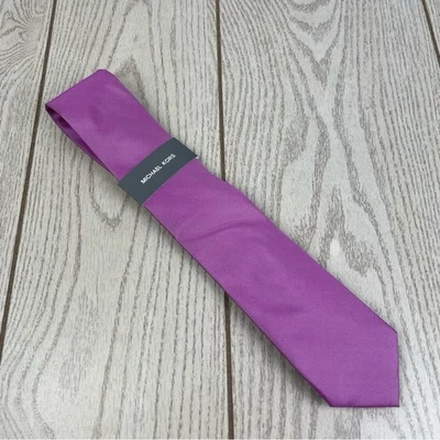 624 - Michael Kors Zafiro Sólido Corbata Lavanda 535 2MKC23-1071 Mezcla Seda $69.50 Foto 1 de 4