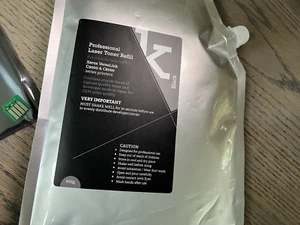 665g BLACK High Capacity Toner Refill for Xerox VersaLink C9000 -Plus Reset Chip - Afbeelding 1 van 5