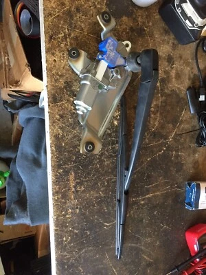 Subaru Forester XT Rear Windshield Wiper Assembly (Used) - Image 1 of 3