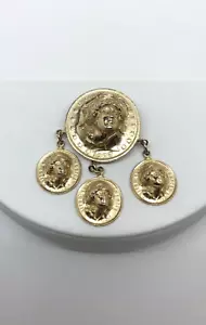 Vintage Repousse Pop Out goldfarben 1907 Barber 4 Münzen Hänger Brosche USA - Bild 1 von 6