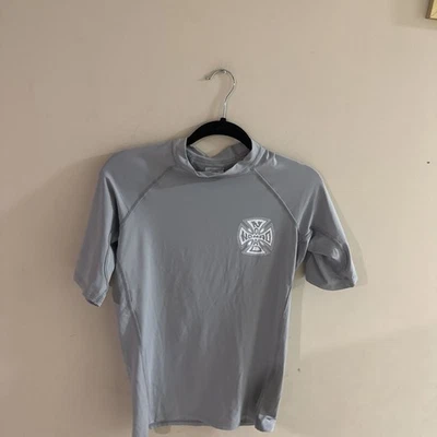 Camisa Rashguard Nomad by Independent Gris, Manga Corta, Para Hombre Foto 1 de 4