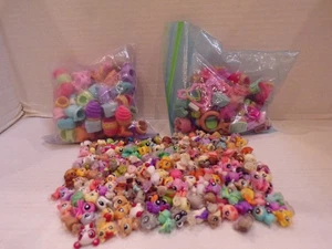 Littlest Pet Shop ~ 3 zufällige jugendlichste Haustiere mit ~ 3 Bällen ~ 3 Zubehörteile ~ 3 Outfits - Bild 1 von 8