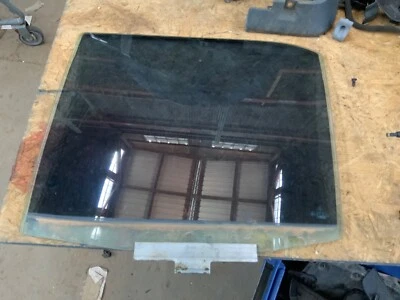 Mercedes-Benz 400E 1992 sedán puerta trasera izquierda lado del conductor ventana vidrio Foto 1 de 3