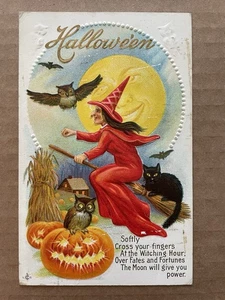Vintage LSC HALLOWEEN POSTKARTE Hexe rotes Kleid/Hut gekreuzt Hexenstunde - Bild 1 von 2