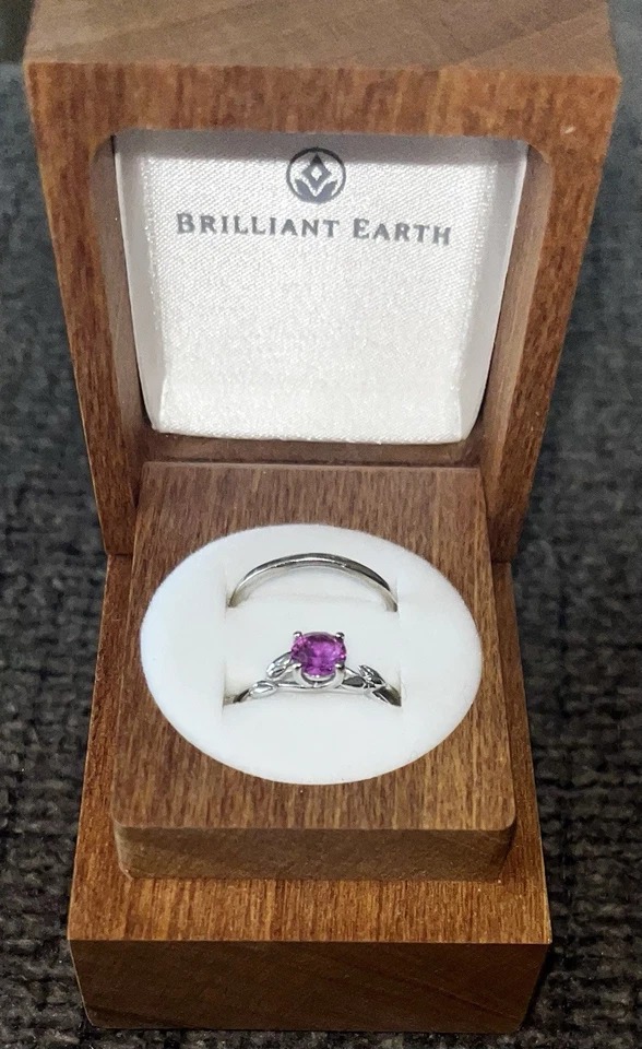 Juego de anillo de compromiso y alianza de boda de zafiro rosa tierra brillante Foto 1 de 4