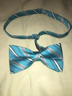 Pajarita Nicole Miller New York Pretied Turquesa con Rayas Blancas y Azul Marino Foto 1 de 4