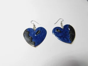 Pendientes perforados con corazón de metal tono plata esmalte negro remolinado azul vintage - Imagen 1 de 3