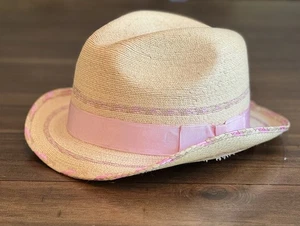 Cappello donna Blue Chair Bay ispirato a Kenny Chesney rosa paglia fedora orlo S/M - Foto 1 di 4