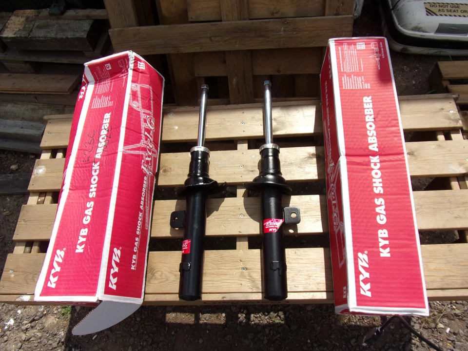 FRONT GAS SHOCK ABSORBERS FOR PEUGEOT 406 COUPE 1997-2004 KYB 333727/8 - Image 1 of 1