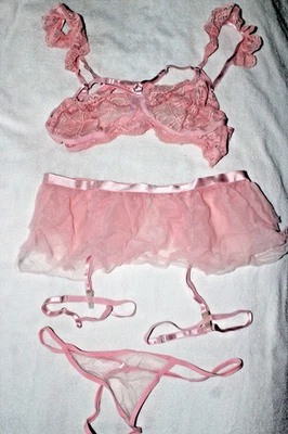 rose BH Set aus BH, Slip und Strumpfgürtel und Zubehör,  Gr XL - Bild 1 von 4