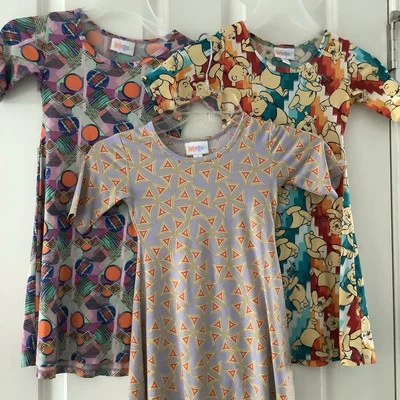 LulaRoe - 3 Vestidos Adaline Acampanados Elásticos Usados en Excelente Condición Pooh Talla 4 USADOS UNA VEZ Foto 1 de 4