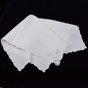 Cesta floral bordada vintage con adorno de ojales blancos Hanky - Imagen 1 de 9