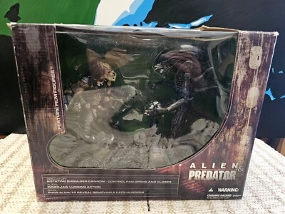 McFarlane Toys Alien and Predator Deluxe Set en Caja Movie Maniacs 5  Foto 1 de 4