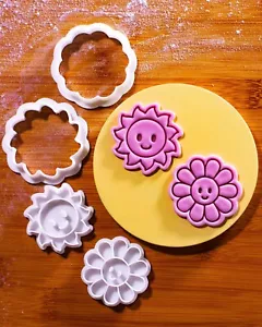 Glückliche Tage - Mini 5.1cm Keksausstecher & Stempel Set - Happy Daisy & Sonne - Picture 1 of 5