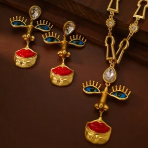 Collana stile vintage placcata oro con labbra rosse naso occhi e orecchini - Foto 1 di 8