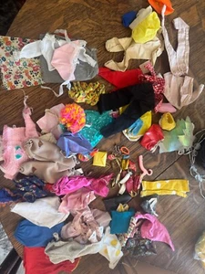 LOT OF VINTAGE 1960-80’s MATTEL BARBIE FRANCIE SKIPPER CLOTHES AND ACCESSORIES - Picture 1 of 5