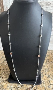 "Collar Ann Taylor de 34"" con estrás de vidrio tono plata" - Imagen 1 de 6