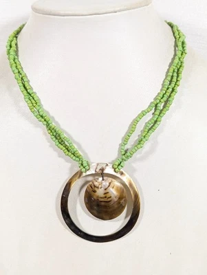 Collar colgante con dije de disco redondo con con concha de cuentas de vidrio verde tribal playero 18 pulgadas Foto 1 de 4