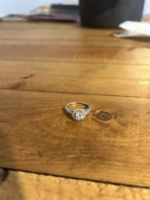 Anillo de compromiso con racimo de diamantes de oro blanco de 14 quilates talla J 1/2 vendedor del Reino Unido Foto 1 de 4