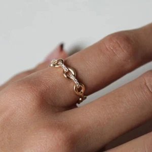 Anillo de oro amarillo de 14 k de diamantes cultivados en laboratorio de eslabones eternos de corte redondo de 0,08 quilates - Imagen 1 de 6