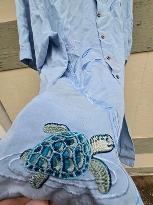 Camisa Tortuga Bamboo Cay Para Hombres Grande Azul Abotonada Bordada Camp Resort De Colección Foto 1 de 4