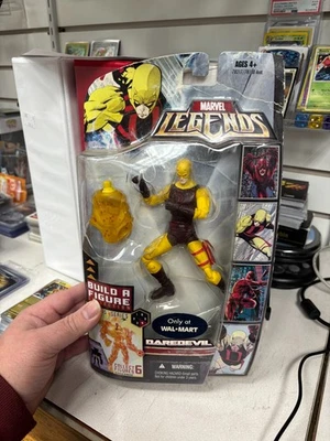 Figura de acción Daredevil serie Némesis de Marvel Legends [traje amarillo y marrón] DMG Foto 1 de 4