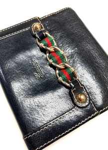 GUCCI VINTAGE ITALIANO COLOR HEBILLA TACHUELAS CUERO CARTERA LOGOTIPO IMPRESO ITALIA NEGRO - Imagen 1 de 24