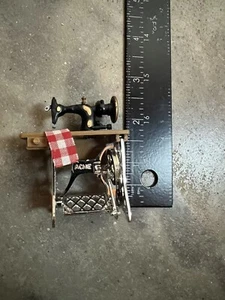 Vintage ACME Mini Nähmaschine Kühlschrank Kühlschrankmagnet - Bild 1 von 4