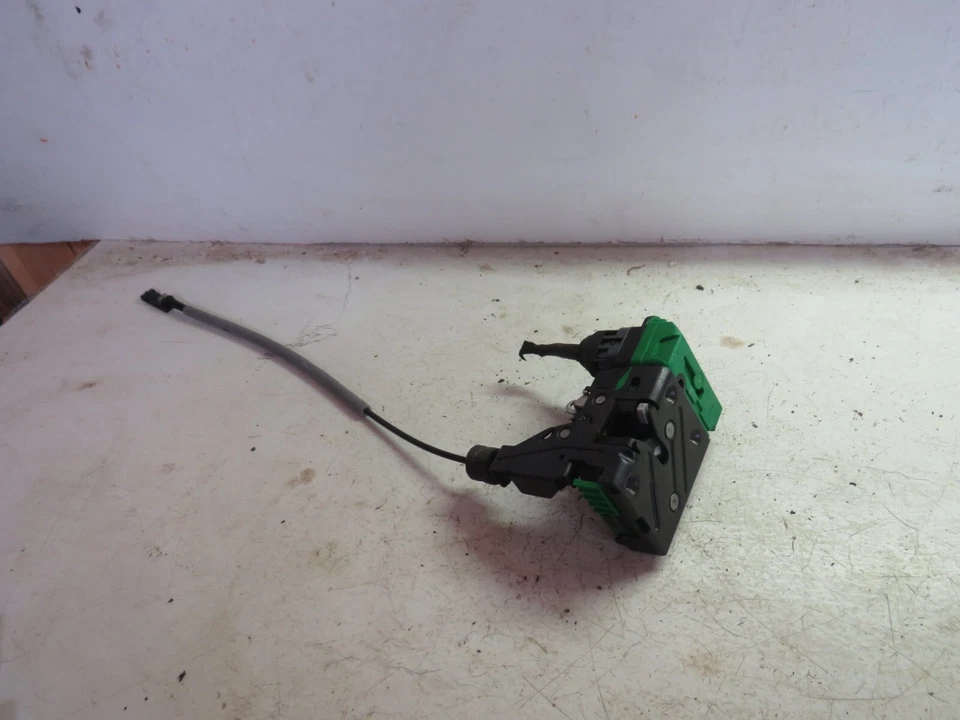 04 VOLVO V70 DOOR LOCK ACTUATOR RIGHT PASSENGER RH - Image 1 of 4