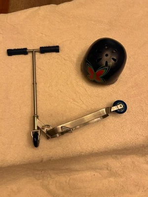 American Girl Doll Lindsey's Girl of the Year Scooter & Blue Helmet Set 2002 - Image 1 of 4