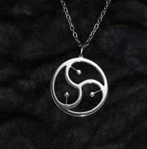 Collar Bdsm Triskelion Emblema Símbolo Colgante Bondage Sumisa Dominante Nuevo - Imagen 1 de 8