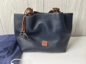 Dooney and Bourke kleiner Flynn in tiefblau genarbtem Kieselleder braune Riemen - Bild 1 von 18