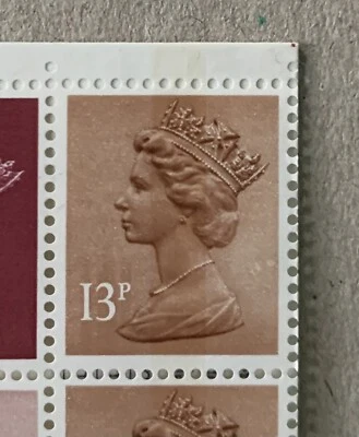 MACHIN 13p SG X900 var WEAK AREA BEHIND QUEENS HEAD in Folded booklet FB35  - Image 1 of 4