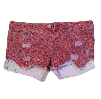 Pantalones cortos de mezclilla Rue 21 Cutoff. Estampado de pañuelo rojo, inserciones de encaje, desgastado. Talla 9/10  Foto 1 de 4
