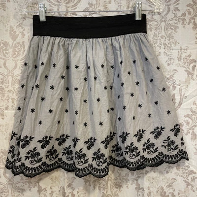 Falda RHAPSODY Forrada Algodón Cintura Elástica Talla Pequeña Gris con Bordado Negro  Foto 1 de 4