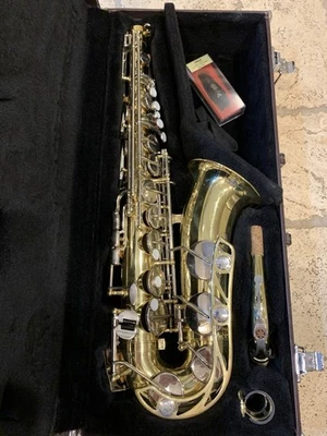 Saxofón alto Yamaha YAS-21 con logotipo púrpura con estuche original Foto 1 de 4